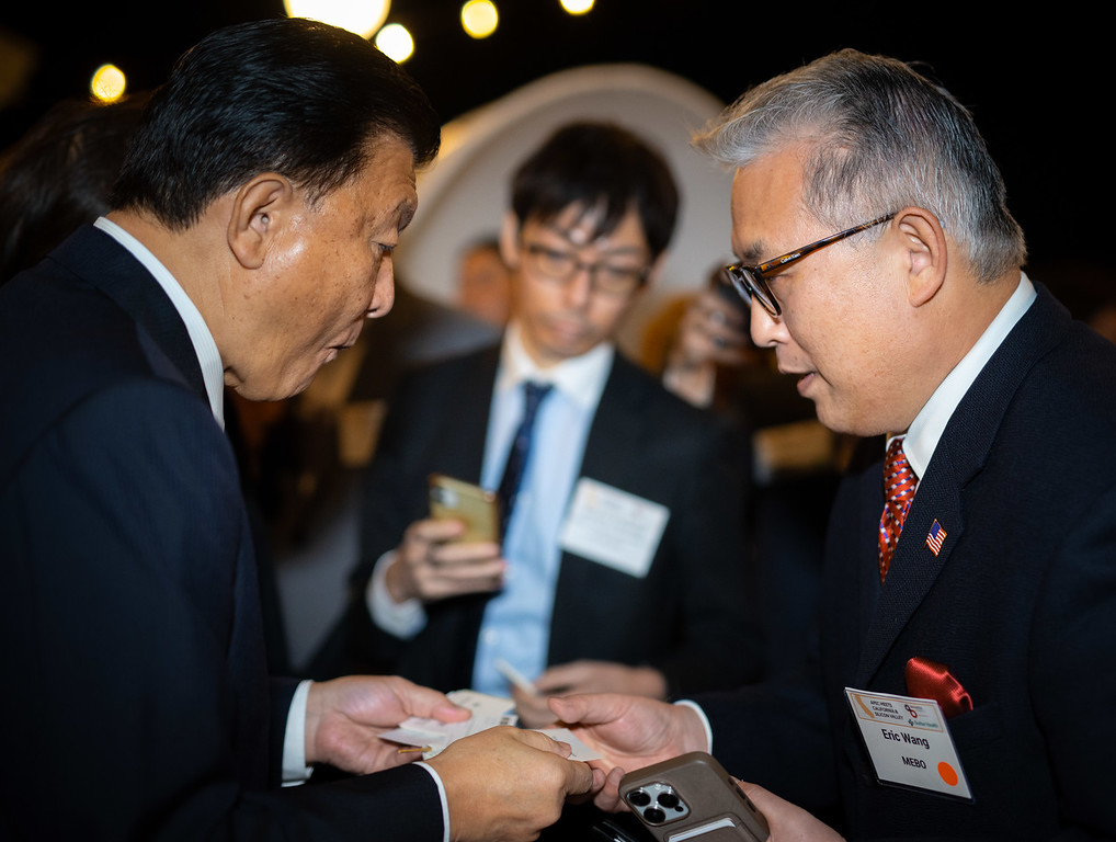 副总裁Eric Wang代表非凡国际接待了日本経済再生担当大臣