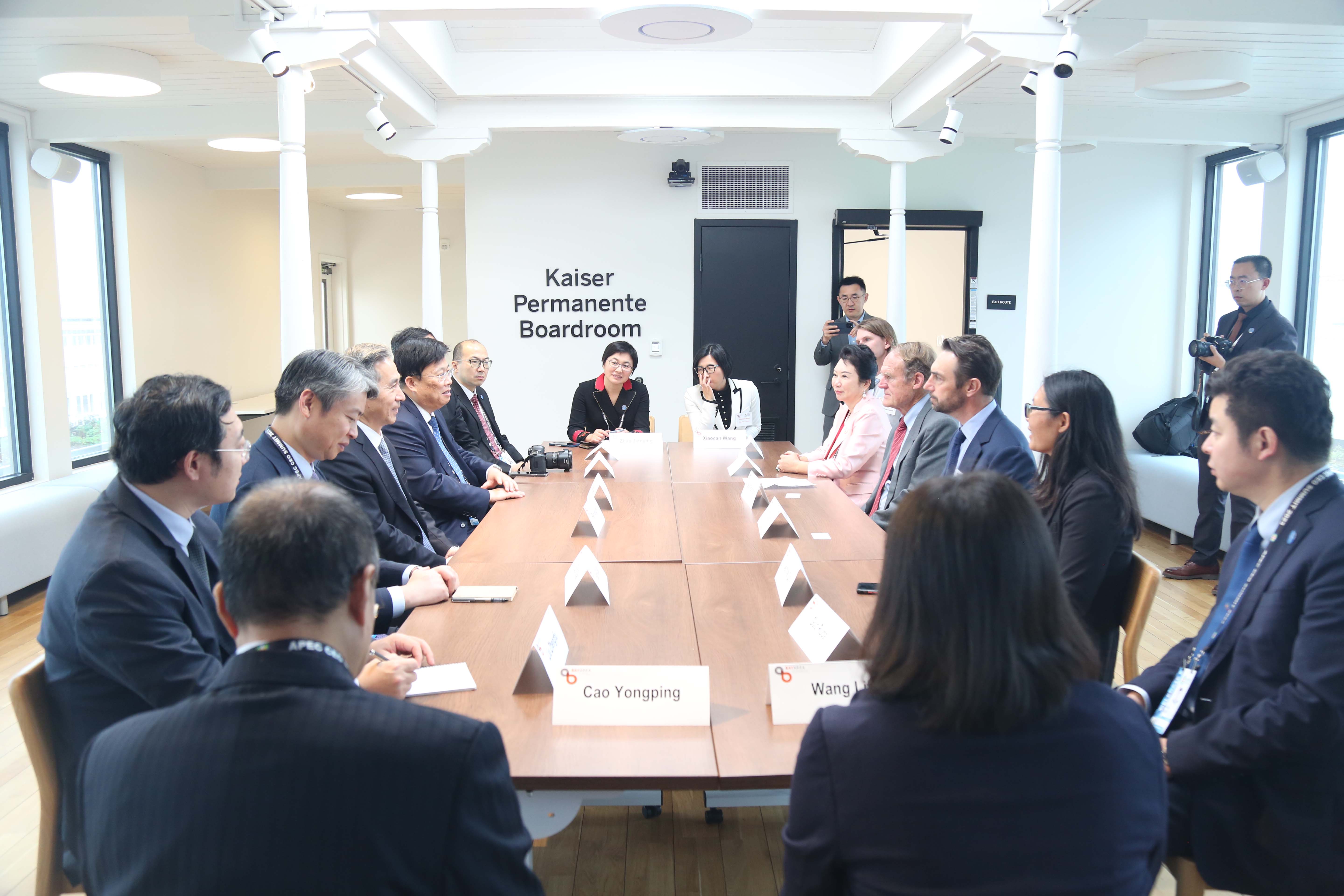 非凡国际董事局李俐与中国贸促会会长任鸿斌交流